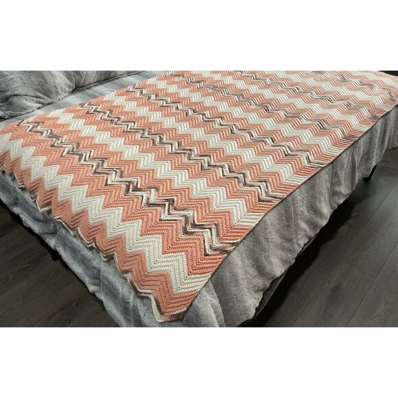 Handmade VINTAGE Afghan Crochet Blanket  81"x47" Chevron Zig Zag Granny Cottage - Picture 3 of 3
